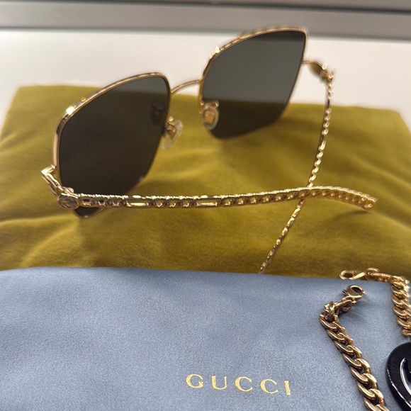 Gucci Gold Sunglasses with Chain Detail - Picture 6 of 7